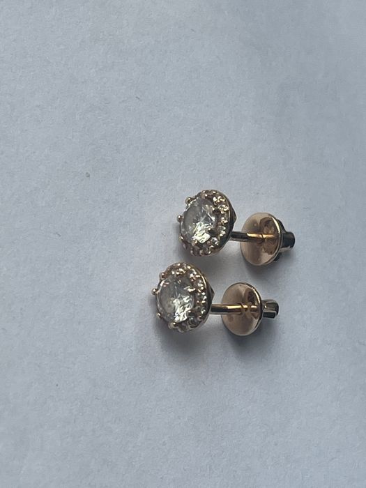 Золотые серьги с камнями , очень красивые