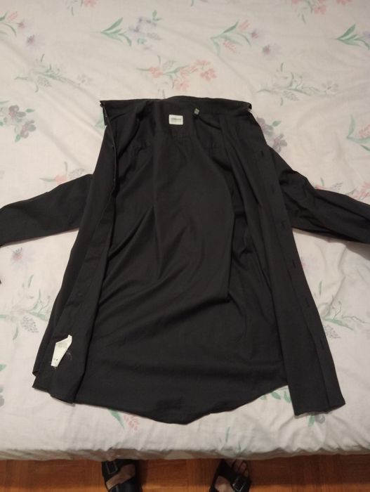 Camisa lisa preta de marca