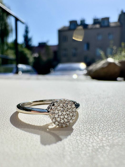 Złoty pierścionek z brylantami - próba 585 - 37 brylantów - 0,12 ct p.900