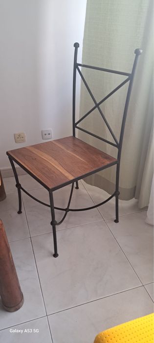 Mesa de madeira com cadeiras