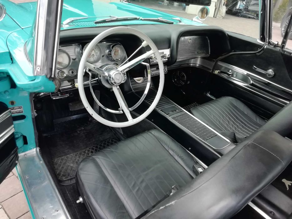 Samochód retro Klasyk Ford Thunderbird 1960 .