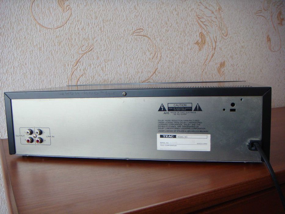 Продаю касетна дека TEAC  V750