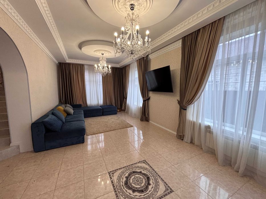 Сучасний двоповерховий будинок з ремонтом на 5 сотках