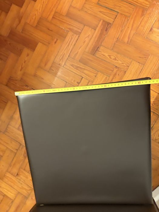 Mesa de jantar e seis cadeiras AREA