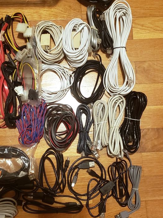 Cabos diversos (alimentação, PC, TV, Áudio, USB, Ethernet, Tlf, etc.)