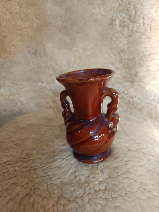 Brązowy wazon, wazonik z uszami