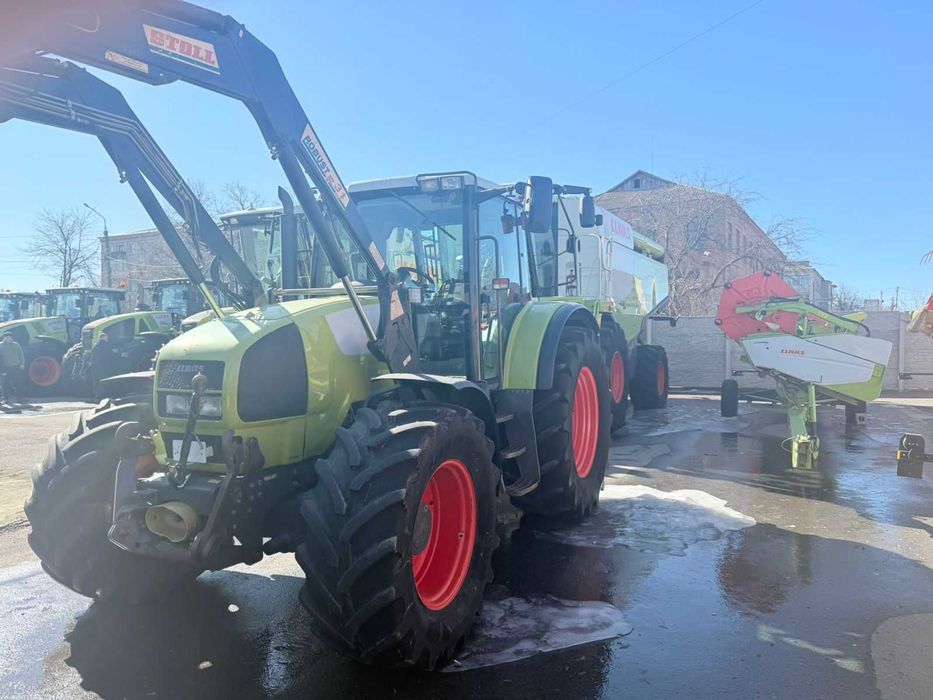 Claas Ares 696  2005року з фронтальним навантажувачем.