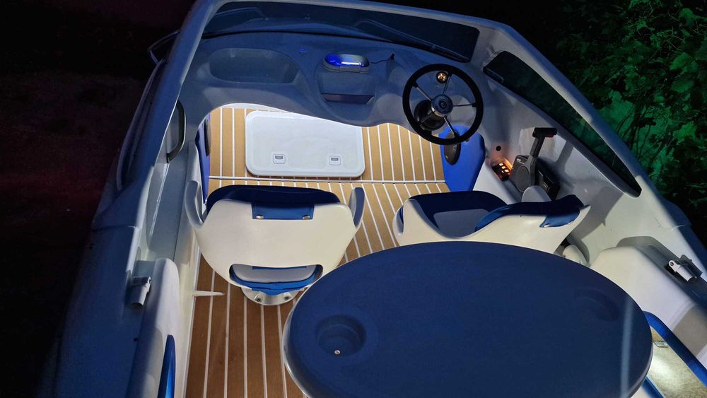 Катер для романтичних прогулянок.