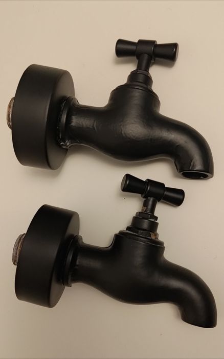 2 torneiras de parede em latão