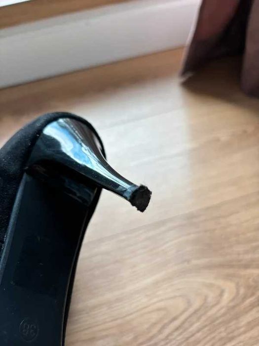 Szpilki zamszowe Vera Pelle rozm. 38
