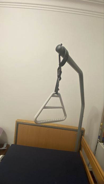 Cama articulada com colchao anti escaras incluido , com comamdo