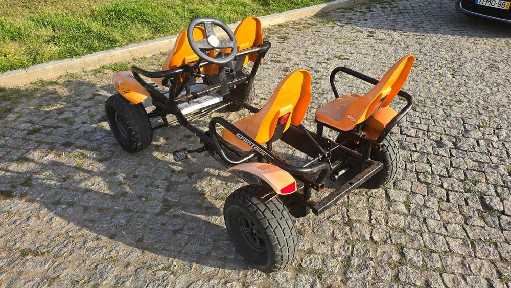 Vendo ou alugo Quadriciclo Carro a pedais Berg, 4 lugares, 4 cintos segurança, capota em lona