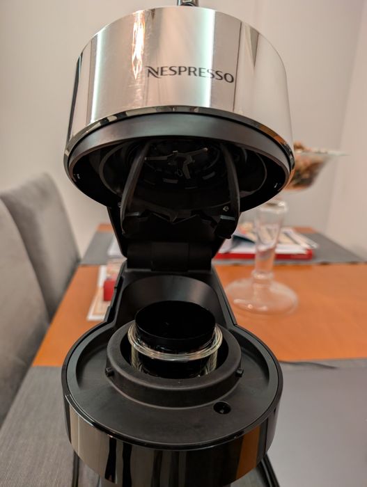 Máquina de café Nespresso 
Vertuo Next D Pure Chro