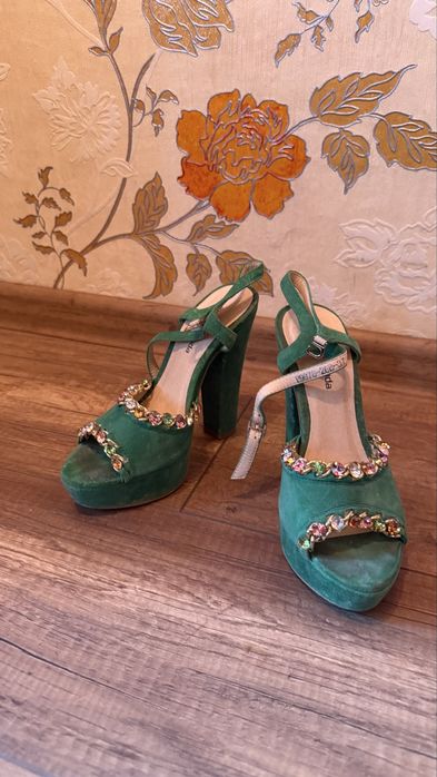 Босоножки на каблуке