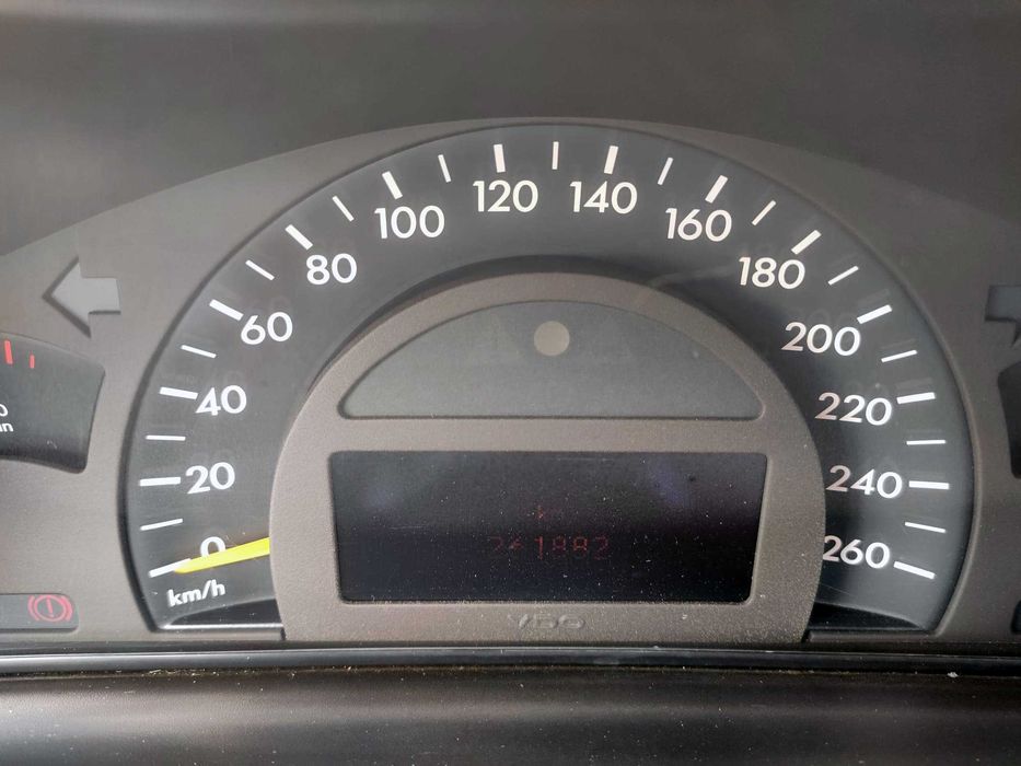 Mercedes-Benz C220 CDI Avantgarde (2001) – IUC Antigo – Caixa Manual