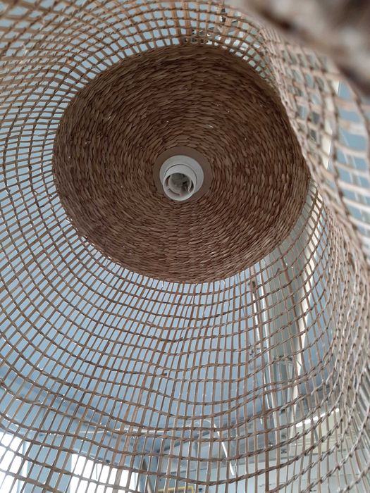 Candeeiro rústico em palha