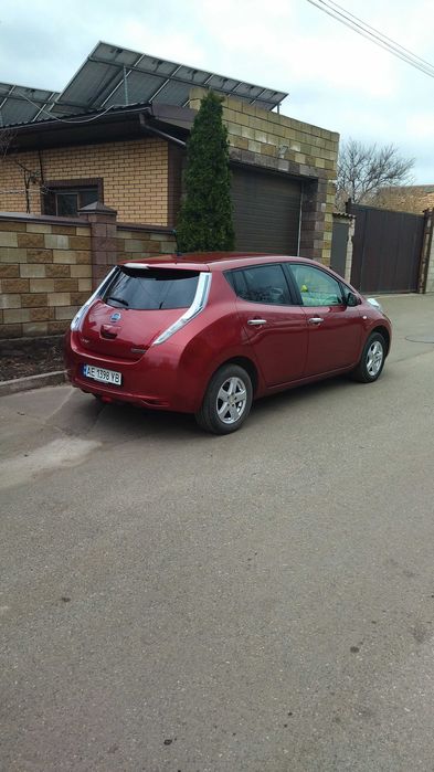 Електромобіль Nissan leaf