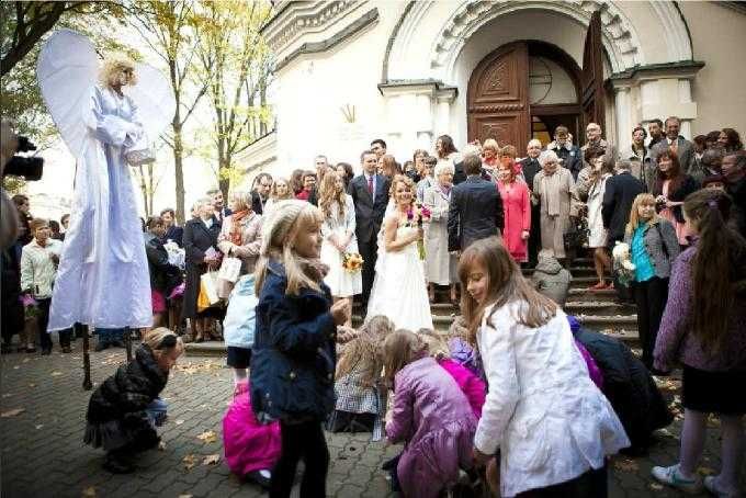 anioły szczudlarze na ślub