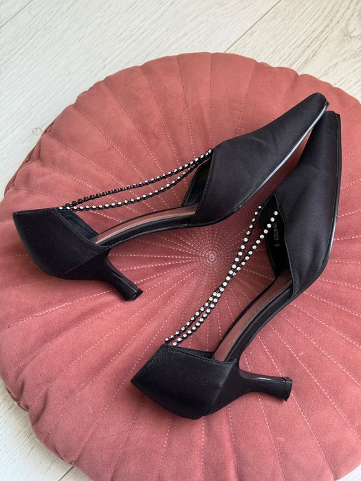 Чорні сатинові атласні туфлі, каблуки, кітен хіл, взуття зі стразами