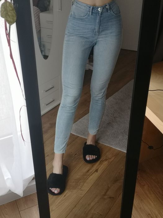 Jasne skinny jeansy z wysokim stanem