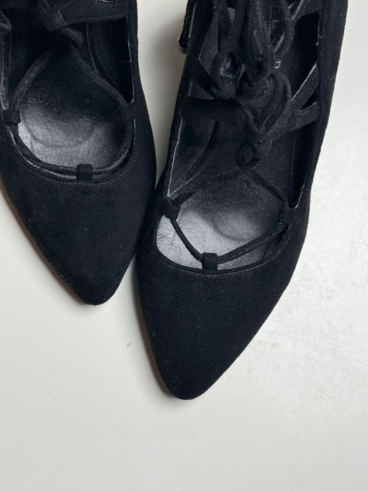 Eleganckie czarne szpilki z wiązaniem - kobiece i
stylowe, rozmiar 38