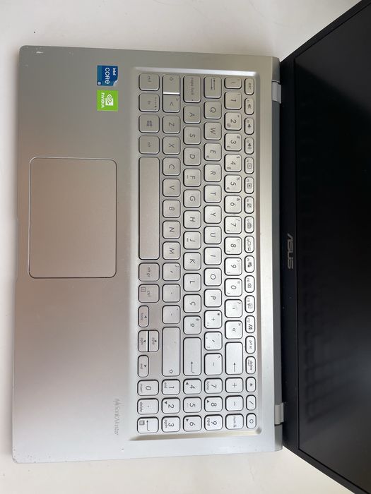 Asus i5 9ª geração, 16GB RAM, SSD, NVIDIA. Funciona bem, teclado iluminado. Apenas precisa trocar o ecrã