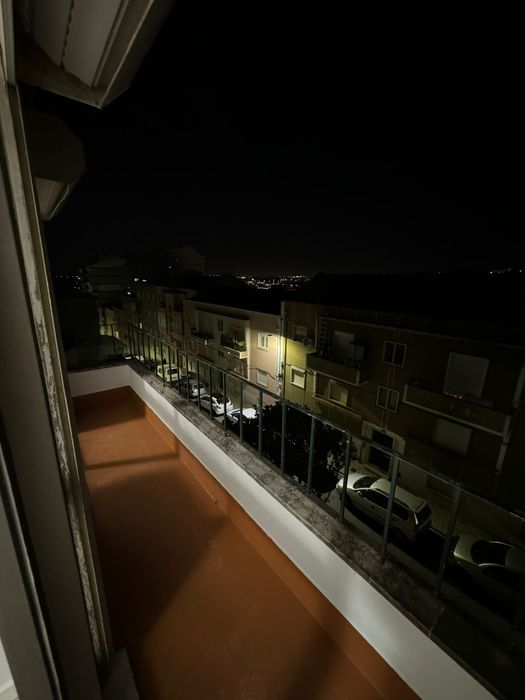 Arrenda se Quarto queluz com varanda despesas incluidas