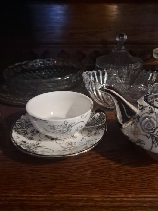 Porcelanowy dzbanek z filiżanką do herbaty