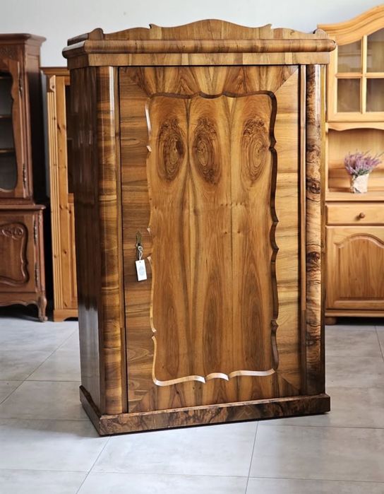 Stara szafa w stylu biedermeier