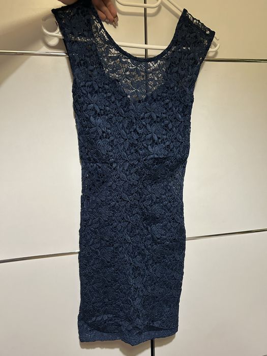Koronkowa granatowa sukienka River Island 36