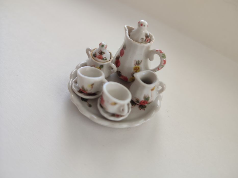 Vários serviços de café miniatura para colecionar