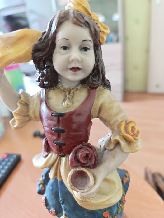 Figurka dziewczyny
