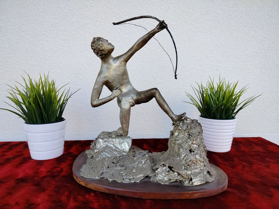 Strażnik Celu — Monumentalna Ręcznie Wykonana Rzeźba Łucznika