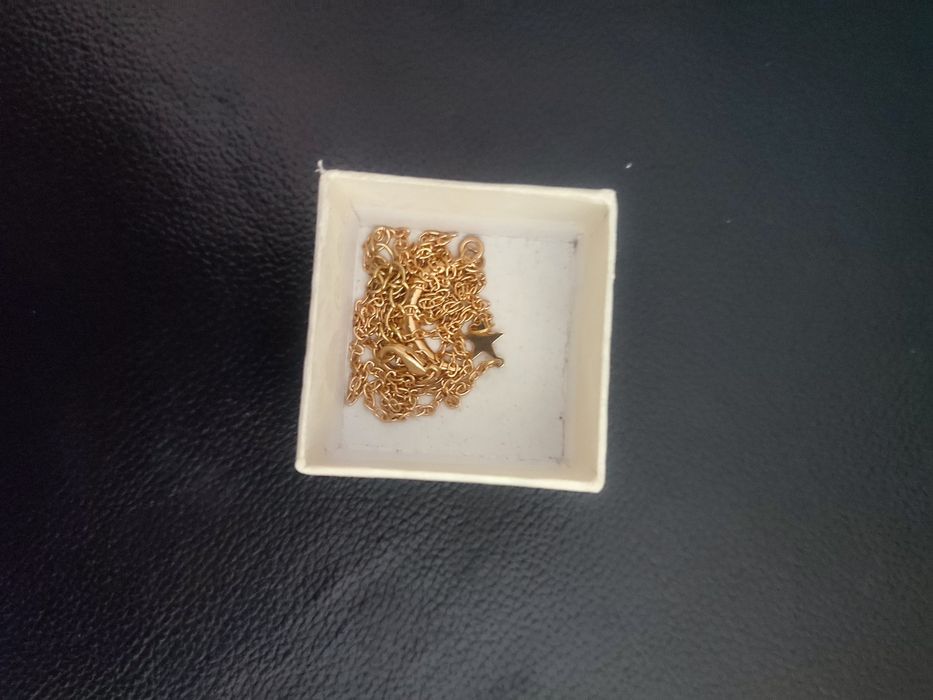 Fio dourado impecável