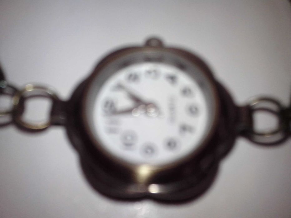 Relógio com pulseira de cortiça.