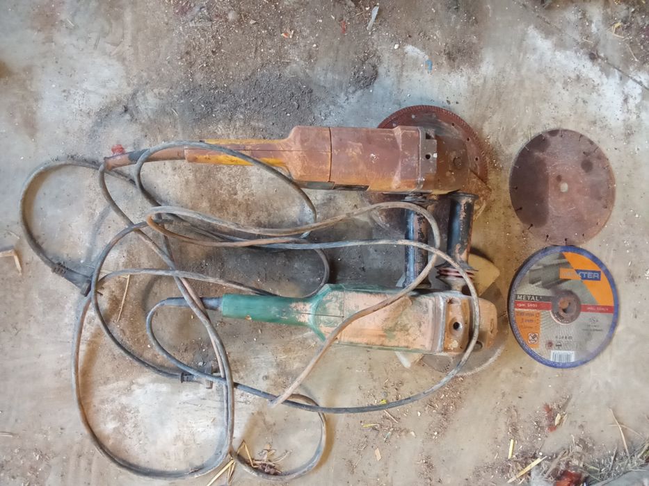 2 rebarbadoras avariadas