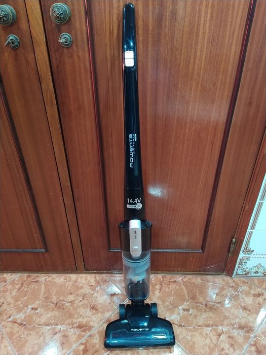 Aspirador vertical Rowenta sem fios casa quarto apartamento vivenda.