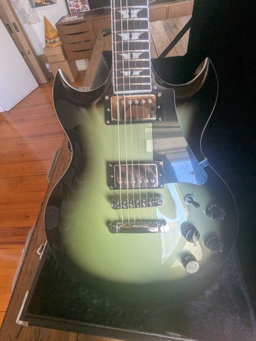 Guitarra Woodrite Warlord 2025