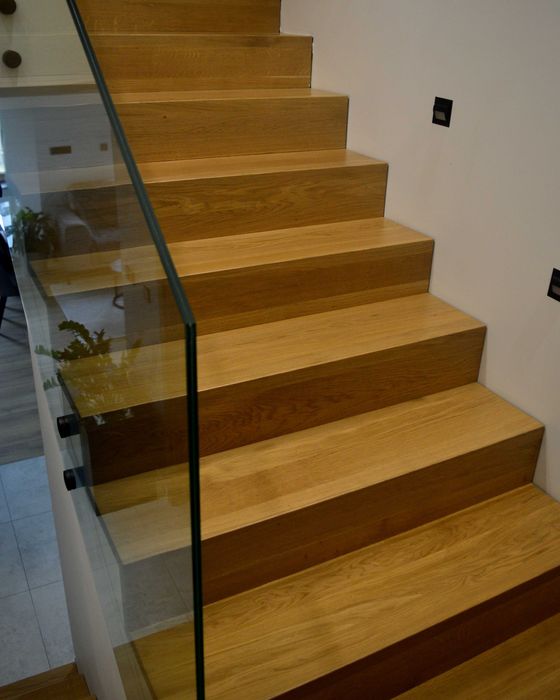 Schody drewniane dywanowe schody drewniane półkowe