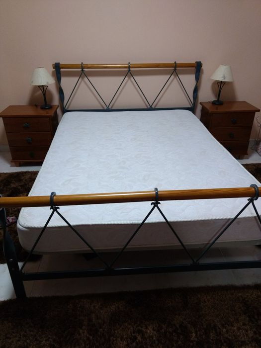 Cama de casal com duas mesas de cabeceira+ 2 candeeiros