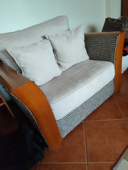 Três sofás e uma secretaria