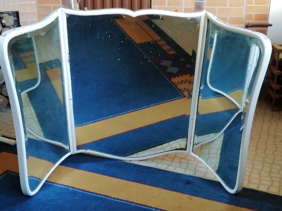 Espelho com base em madeira