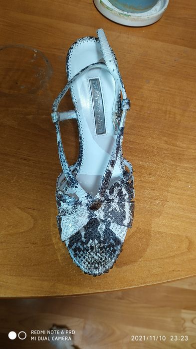 Продам босоножки