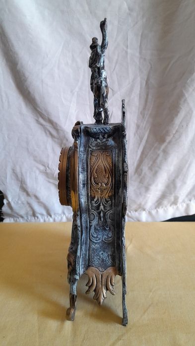 Relógio antigo em metal