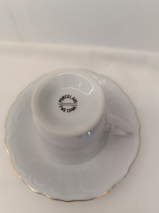 Chávena Chá e Pires. Antigo. Branco e Dourado