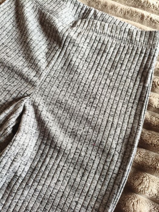 Szare legginsy z rozszerzaną nogawką