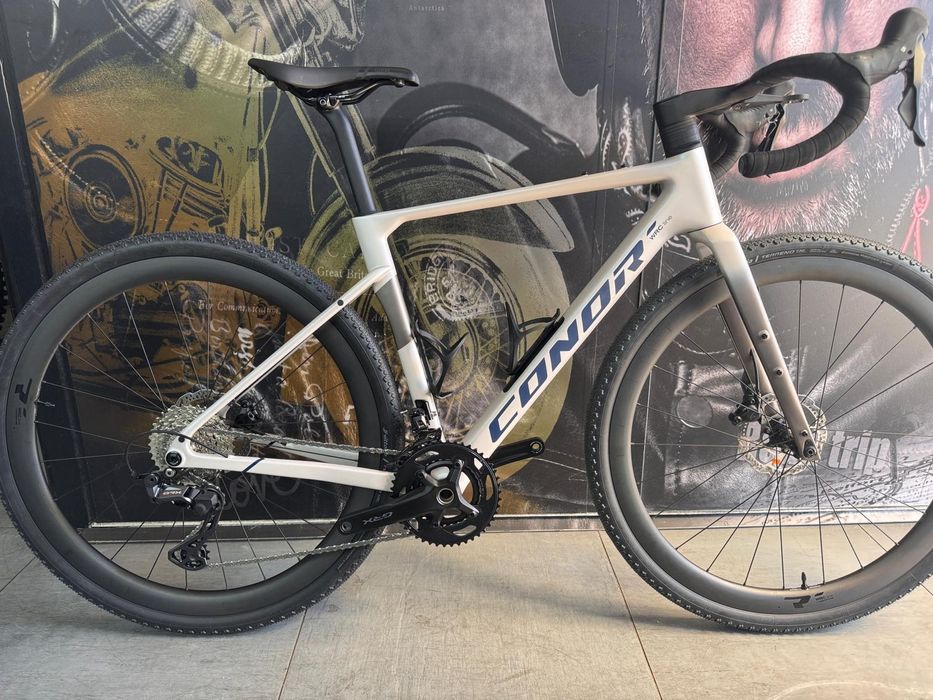 Bicicleta gravel Conor Selva full carbon 2026 nova