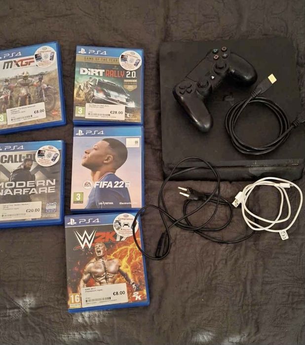 Vendo Ps4 com 1 comando e 5 jogos