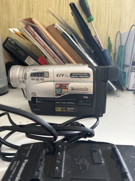 Касетна відеокамера Panasonic NV-RZ9