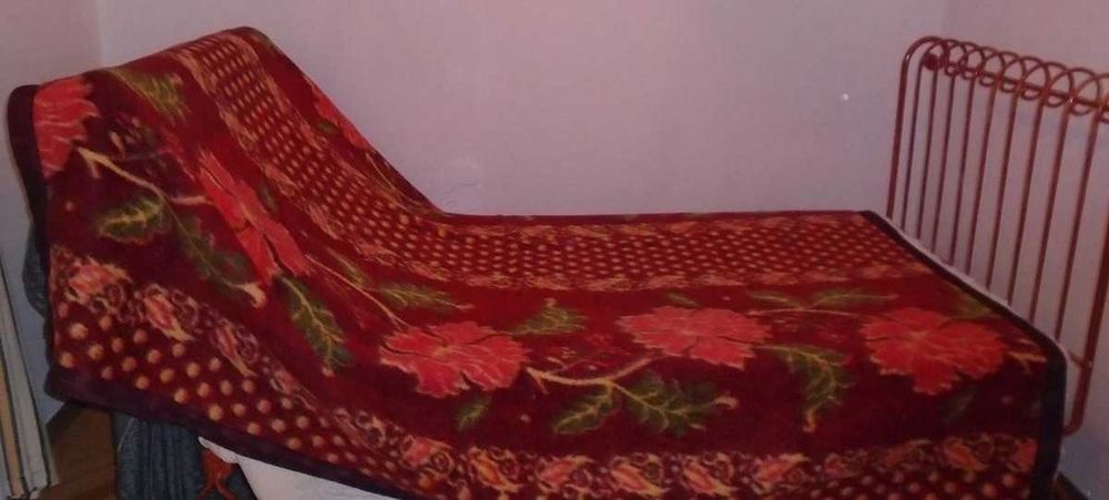 Cobertor -padrão vermelho com flores !